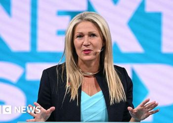 Laura Anne Jones de Reform enfrenta suspensión de 14 días en Senedd por insulto racial