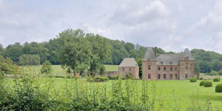 un antiguo monasterio chartreux devastado por un incendio