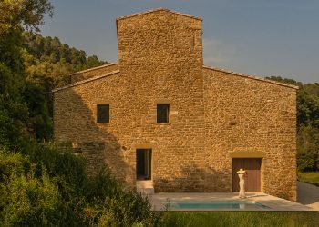 Fran silvestre restaura una masía de piedra caliza en España