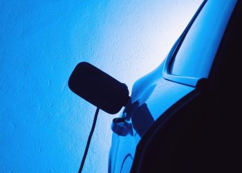 ¿Tienes un vehículo eléctrico? Algunos pueden proporcionar energía a toda tu casa durante un apagón: así es como