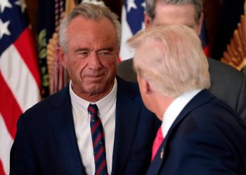 El tira y afloja de vacunas de RFK Jr. en el HHS