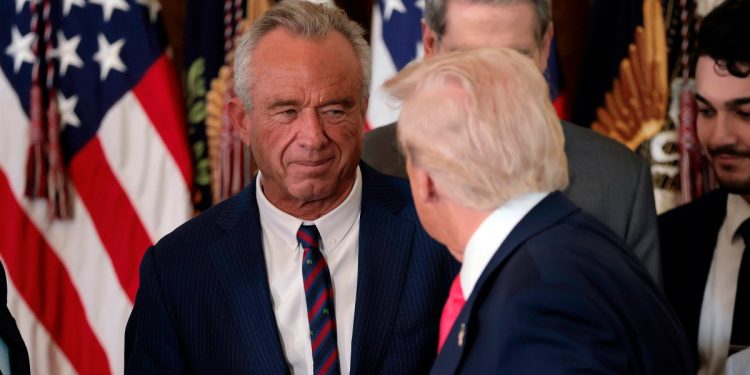 El tira y afloja de vacunas de RFK Jr. en el HHS