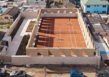 Deroche Projects da forma a una cancha de tenis con tierra apisonada prefabricada