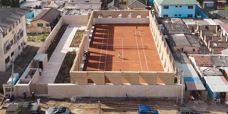 Deroche Projects da forma a una cancha de tenis con tierra apisonada prefabricada