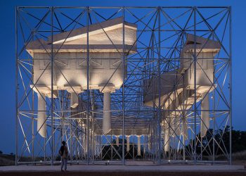 gijs van vaerenbergh suspende los restos del templo en italia