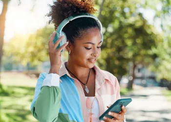 4 formas sorprendentes en las que tus auriculares podrían estar dañando tus oídos