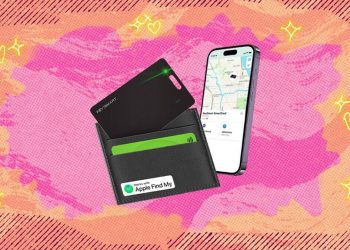 Este rastreador del tamaño de una tarjeta de crédito controla su billetera, pasaporte e identificaciones, y ahora cuesta menos de $24