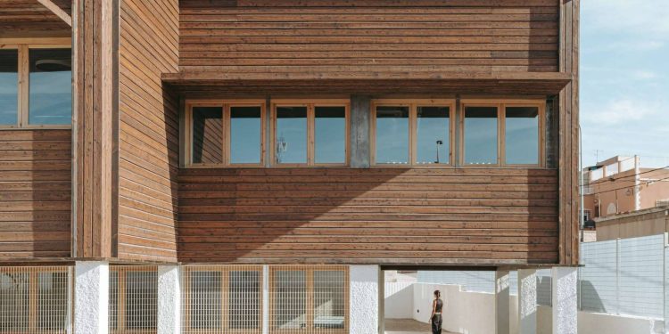 Hotel + Centro Social Comunitario / MEII ESTUDIO