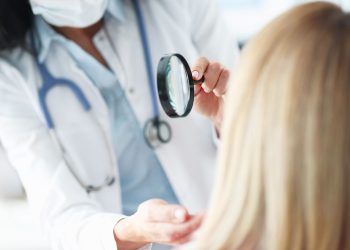 Hablar con su dermatólogo sobre la alopecia areata resistente al tratamiento