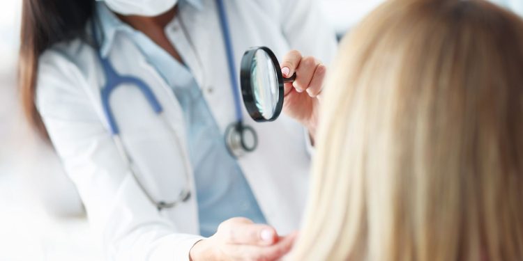 Hablar con su dermatólogo sobre la alopecia areata resistente al tratamiento