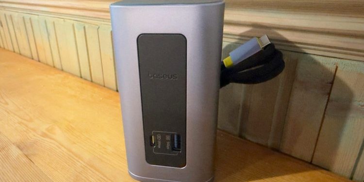 Solucioné el desorden de cables de mi escritorio con esta base 12 en 1: cómo funciona