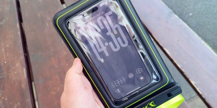 El accesorio de $30 que salvó mi iPhone de daños por agua (una y otra vez)