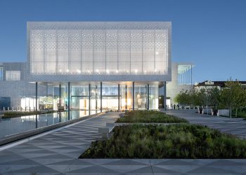 farshid moussavi da forma al centro ismaili de houston con pantallas perforadas