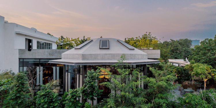 Veranda de K / Hiren Patel Architects + Diseño