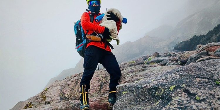 Madre intentó ascender al Cayambe con su bebé