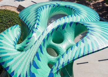 MARC FORNES / THEVERYMANY lleva una escultura de aluminio al parque Knoxville de Tennessee