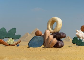 Las esculturas de StudioPROBA y solidnature se alzan entre las pirámides