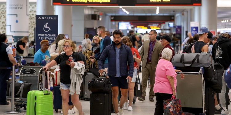 El gobierno reabre: ¿Podrán los viajes aéreos recuperarse para el Día de Acción de Gracias?