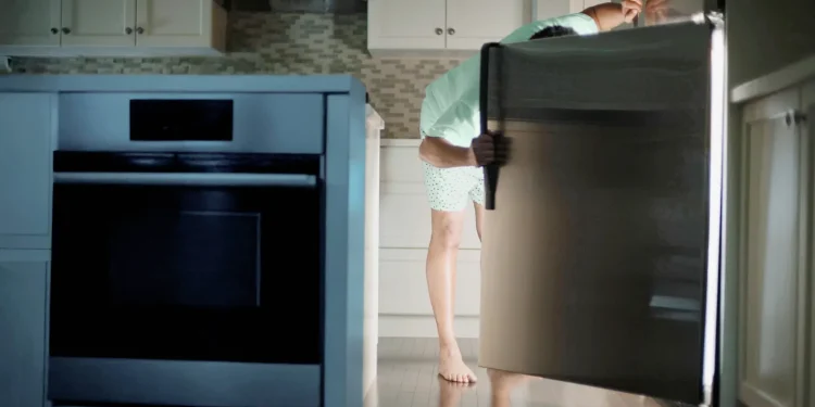 Despertarse con hambre por la noche: 5 causas principales