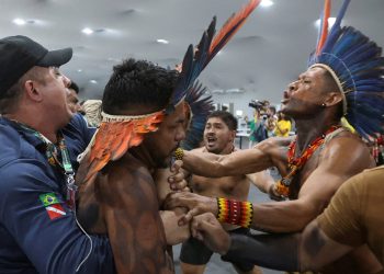 Activistas indígenas irrumpen en la cumbre climática COP30 en Brasil y exigen acción | Noticias sobre la crisis climática