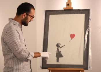 Hombre encarcelado por robo 'aplastar y agarrar' del estampado La chica del globo de Banksy | Noticias de arte y cultura