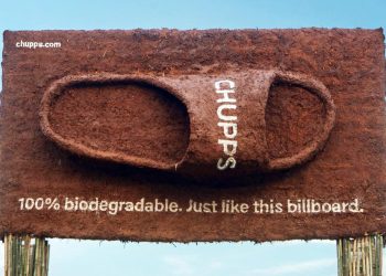 La valla publicitaria biodegradable de sandalia de Chupps está diseñada para disolverse