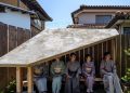El techo de tierra cubierto de musgo protege la zona de espera de una casa de té en Japón