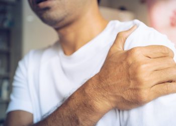 ¿Qué causa que se forme un coágulo de sangre en el brazo?