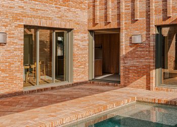 El estudio SIGLA organiza una residencia de ladrillo en torno a dos patios en España