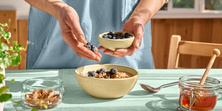 Saltarse el desayuno y cenar tarde puede dañar el colesterol y la salud del corazón