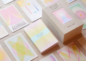 composiciones abstractas en colores pastel dan forma a una baraja de tarot de esquema suave