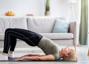 ¿Más de 50? Envejezca bien y desarrolle fuerza con este entrenamiento de 20 minutos para la parte inferior del cuerpo