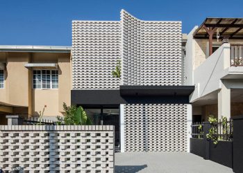 Fachada de ladrillo blanco poroso envuelve una casa adosada renovada de los años 80