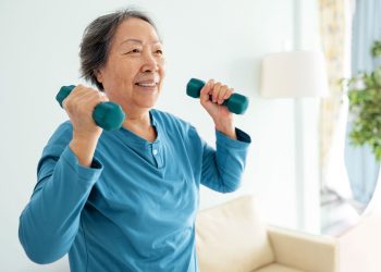 Los únicos 5 ejercicios con mancuernas que los adultos mayores necesitan para tener fuerza corporal total