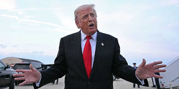 ¿Trump está regalando 2.000 dólares a los estadounidenses? Esto es lo que sabemos