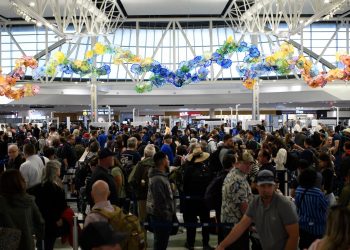 Importantes recortes de vuelos comenzarán el viernes si el cierre se prolonga, anuncia la FAA