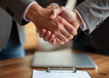 ¿Resolver un conflicto en tribunales, con un árbitro o un mediador? Una ley busca crear norma