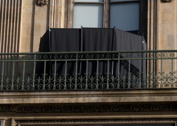 Dos nuevos sospechosos acusados ​​del robo de joyas del Louvre: NPR