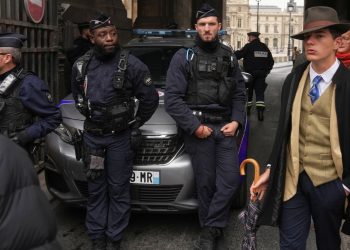 Conozca al adolescente detrás de la misteriosa foto del Louvre: NPR