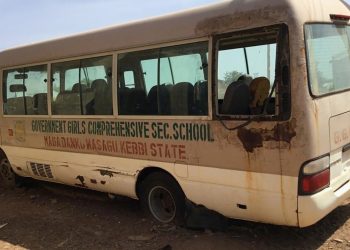 Estudiante escapa mientras las autoridades buscan a otras 24 niñas secuestradas en Nigeria: NPR