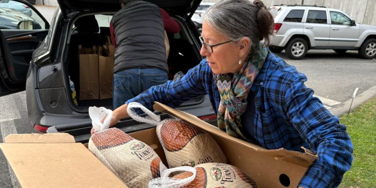 Los bancos de alimentos están abrumados por la demanda en medio de fallas en SNAP: NPR
