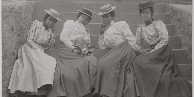 Deborah Willis sobre la edición reformulada de 'Reflections in Black': NPR