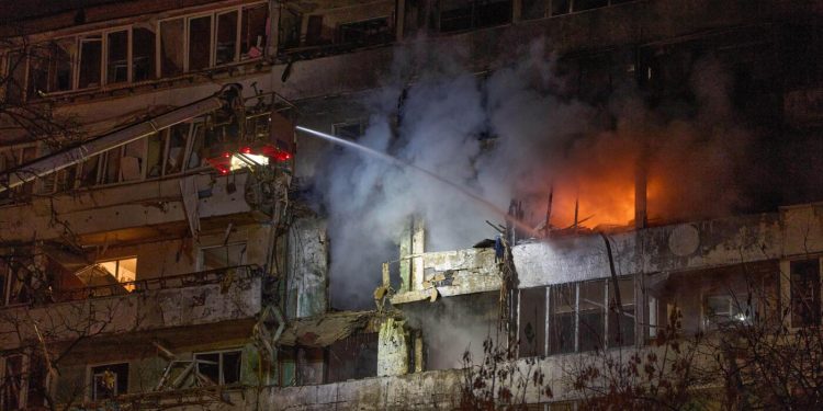 Rusia ataca a Ucrania en medio de conversaciones sobre el plan de paz de Estados Unidos: NPR