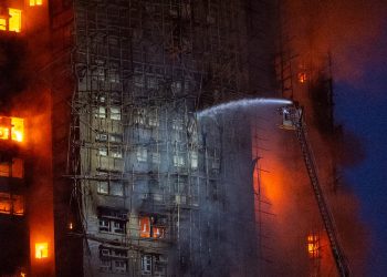 13 personas mueren en un incendio que devora edificios residenciales de gran altura en Hong Kong, dicen los bomberos: NPR