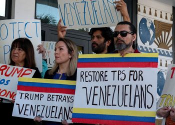 Encuesta Pew muestra que el apoyo latino a Trump está disminuyendo: NPR