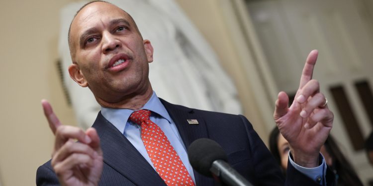 Problemas de vuelo después de que finaliza el cierre; La demanda de Google: NPR