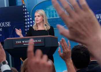 Las sesiones informativas de la Casa Blanca deben proporcionar lenguaje de señas para los estadounidenses sordos: NPR