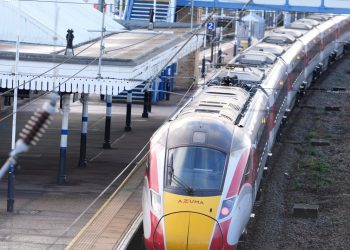 La policía descarta terrorismo en el ataque con cuchillo en un tren del Reino Unido después de que dos hombres fueran arrestados: NPR