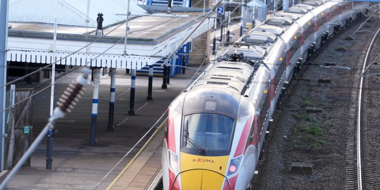 La policía descarta terrorismo en el ataque con cuchillo en un tren del Reino Unido después de que dos hombres fueran arrestados: NPR