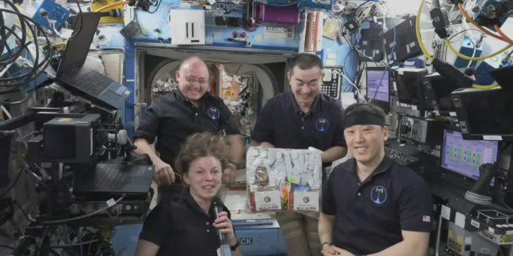 El Día de Acción de Gracias en órbita significa comida tradicional más langosta: NPR